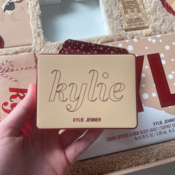 KYLIE COSMETICS 2022 CHRISTMAS COLLECTION - Picture 9 of 13